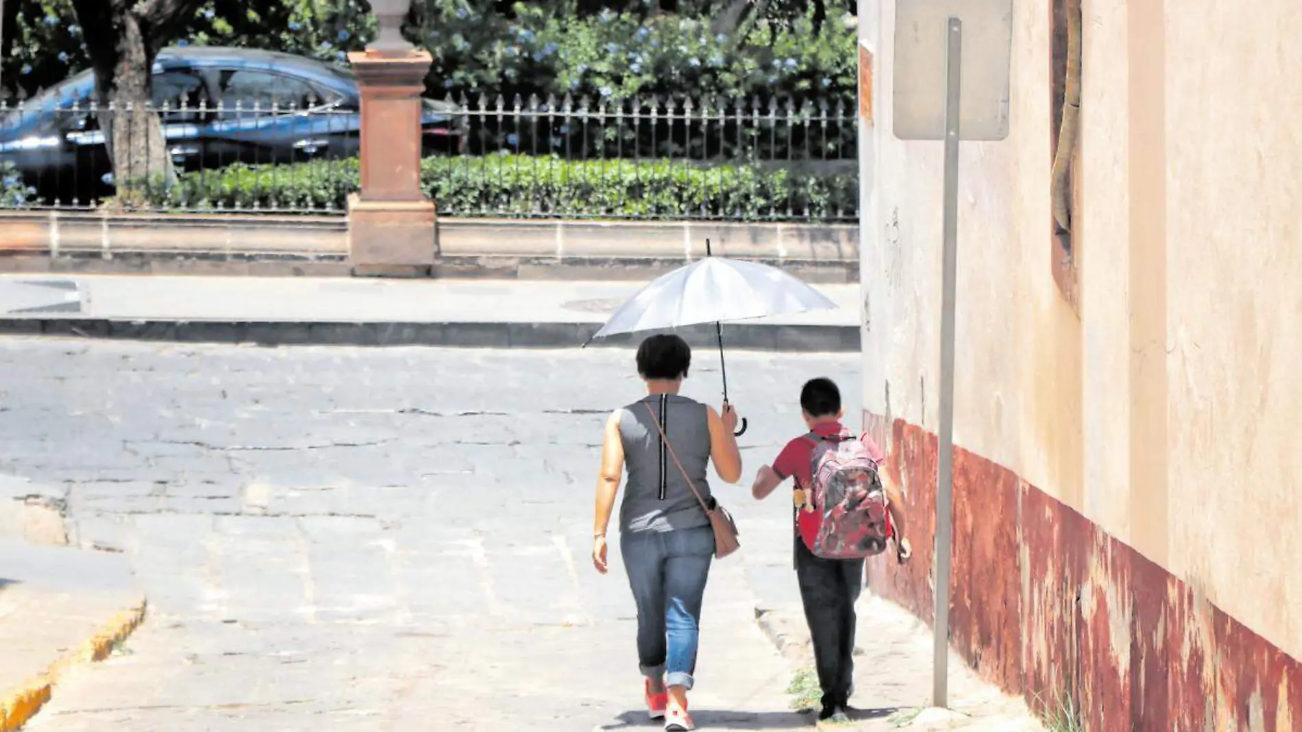 Mujer y niño se cubren del sol